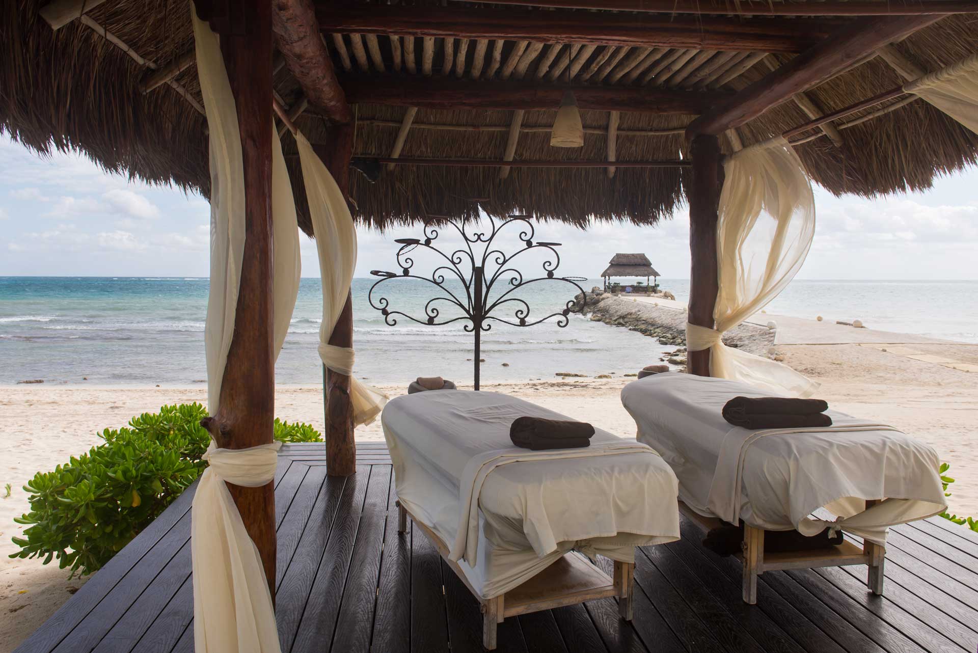 camillas para masaje en zona privada de playa